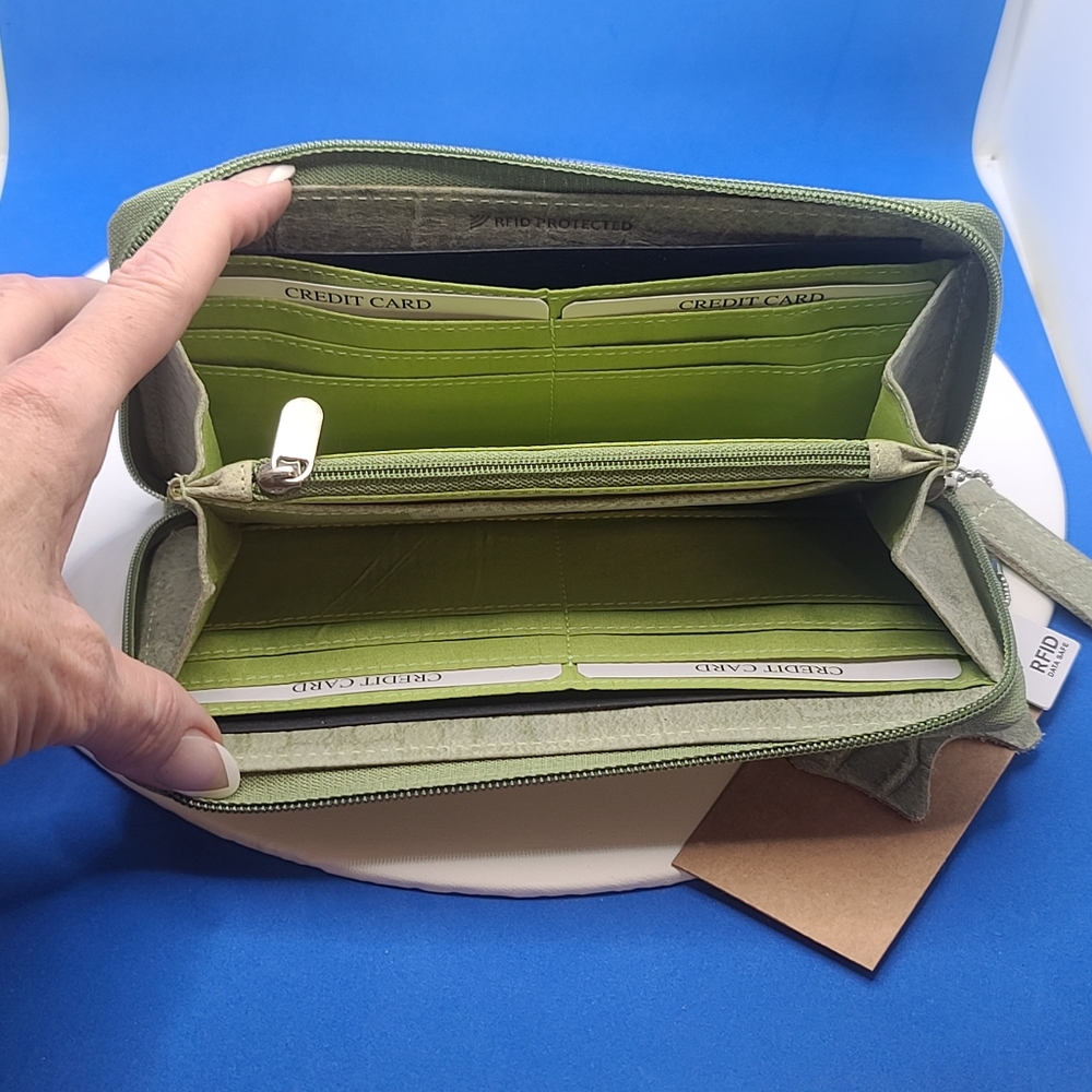 NWT Light Green Genuine Leather RFID Protected Wallet - Picture 3 of 8
